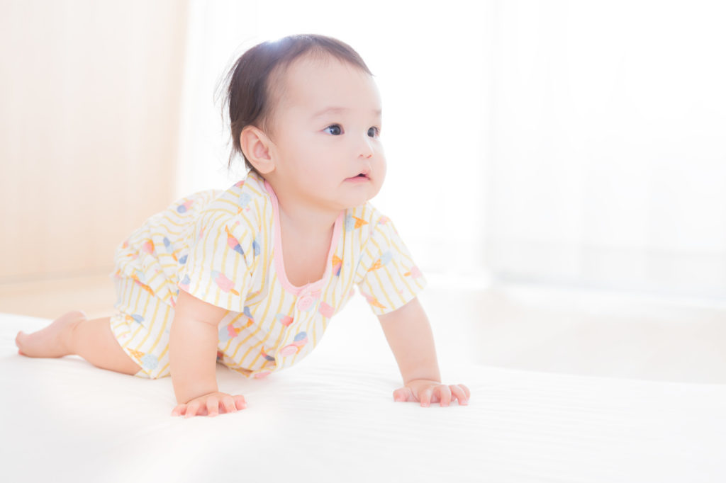 赤ちゃんはいはいの画像